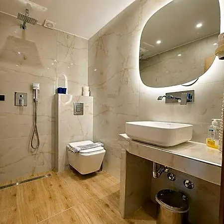 Hotel Avra 2*